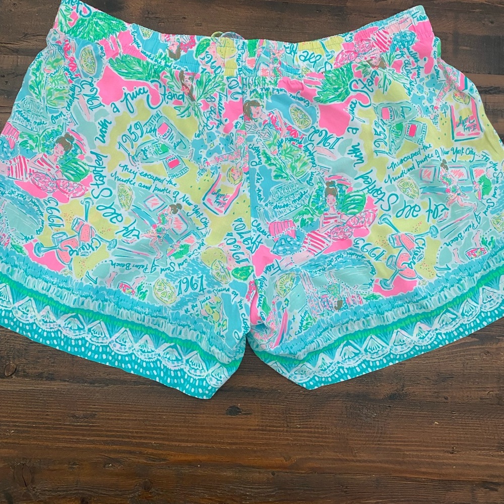 Sz M Lilly Pulitzer drawstring elastic shorts pockets on each side.